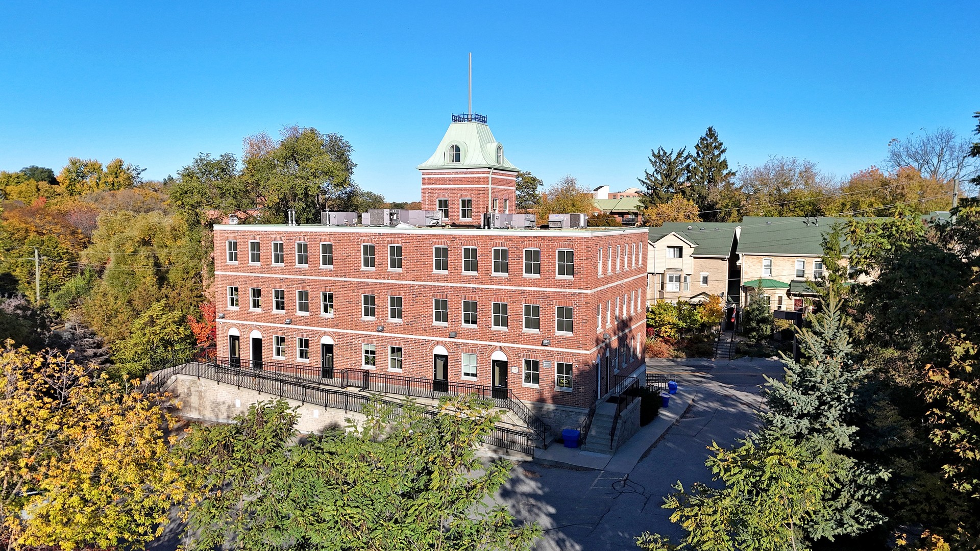 121 Robinson Street — photo 2